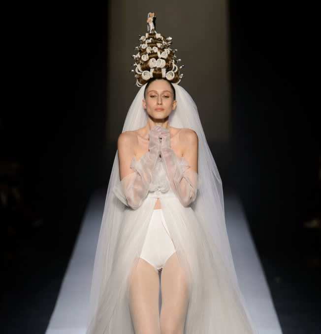 Défilé Jean-Paul Gaultier sur le thème de la robe de mariée lors de la Fashion Week 2015 à Paris